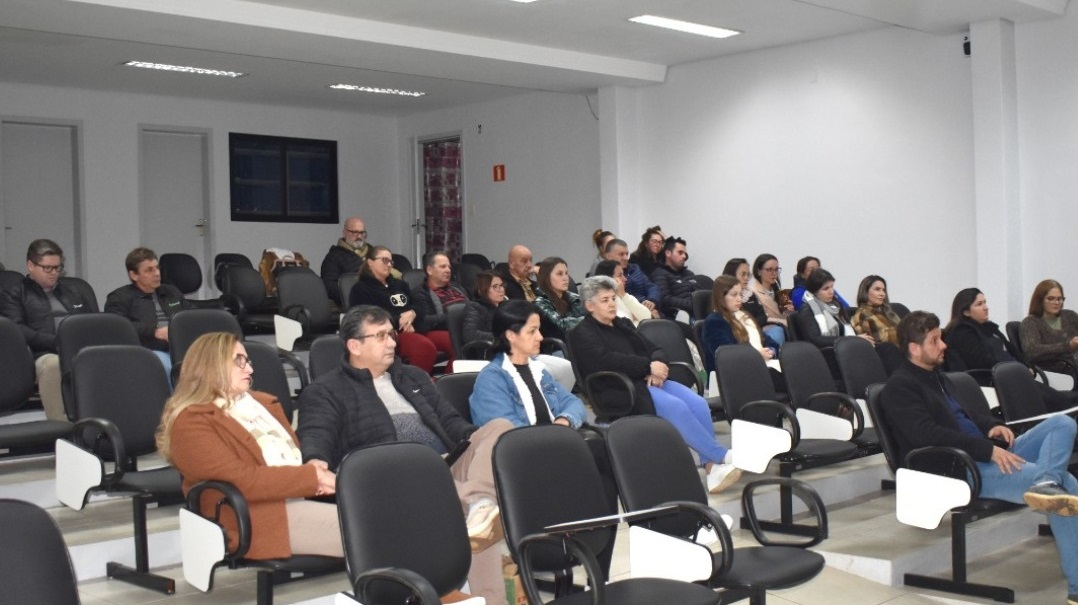 Capa Apresentado relatório da pesquisa do plano estratégico de marketing de Ametista do Sul