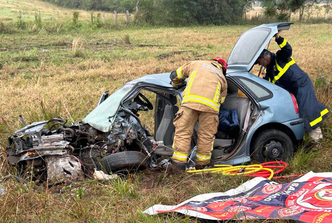 Capa Acidente entre dois carros e um caminhão deixa duas pessoas mortas na BR-287