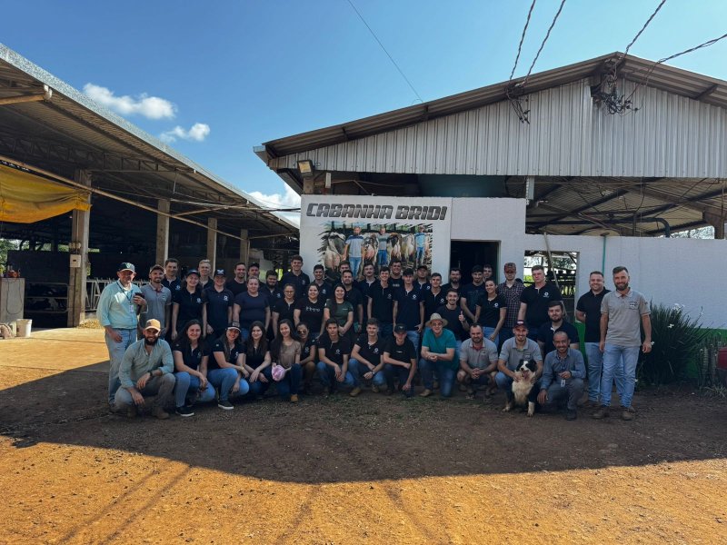 Capa Acadêmicos de Agronomia da URI/FW participam de aula prática em produção leiteira
