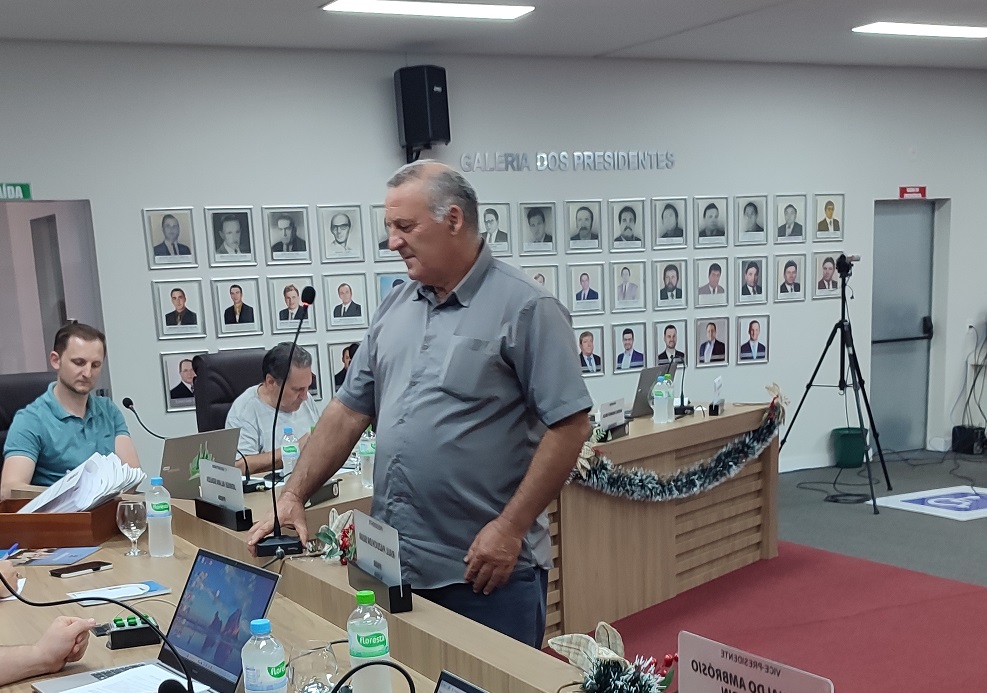 Capa Suplente do MDB, Roque Cherobini, toma posse na Câmara de Vereadores de FW