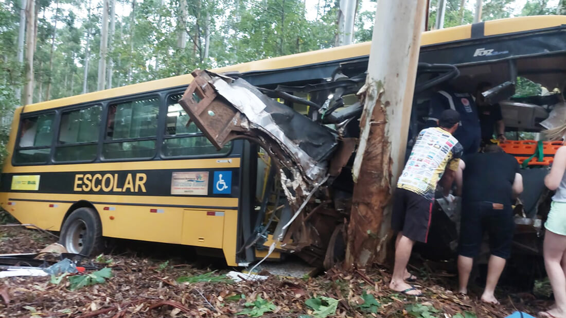Capa Ônibus escolar sai da pista e deixa quatro crianças e motorista feridos na ERS-331