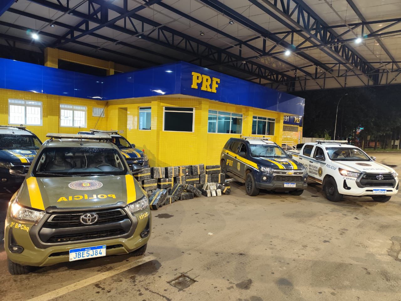 Capa PRF e Brigada Militar apreendem 630 quilos de maconha e prendem traficante em Passo Fundo