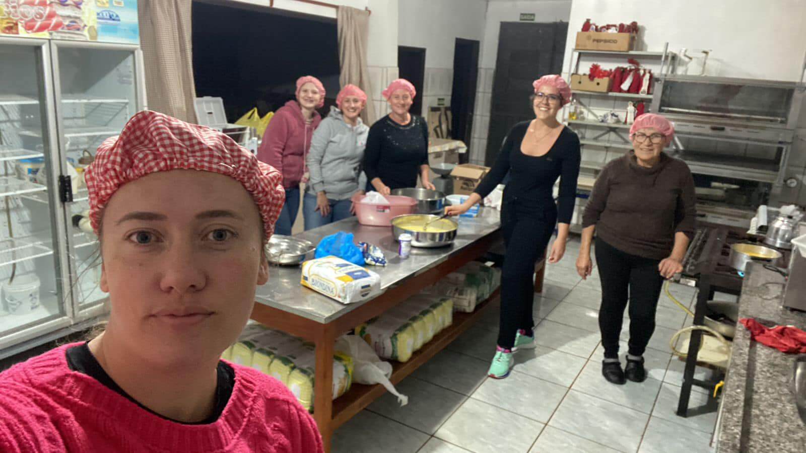 Capa Grupo de mulheres da Região Celeiro produzem bolachas caseiras para vítimas das enchentes no RS