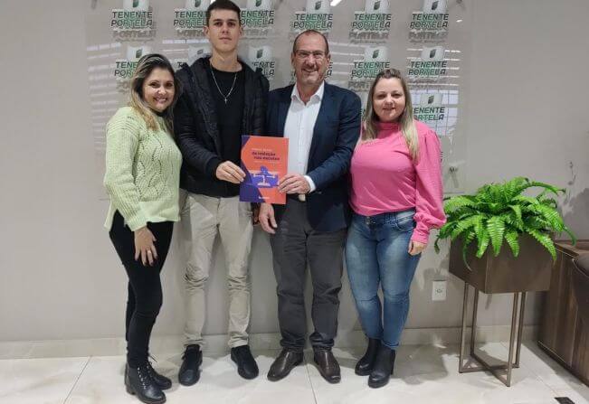 Capa Prefeito de Tenente Portela recebe estudante premiado em concurso estadual de redação