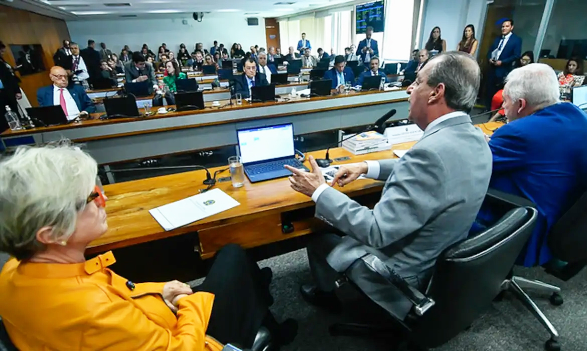 Capa PEC do fim da reeleição para chefes do Executivo avança no Senado