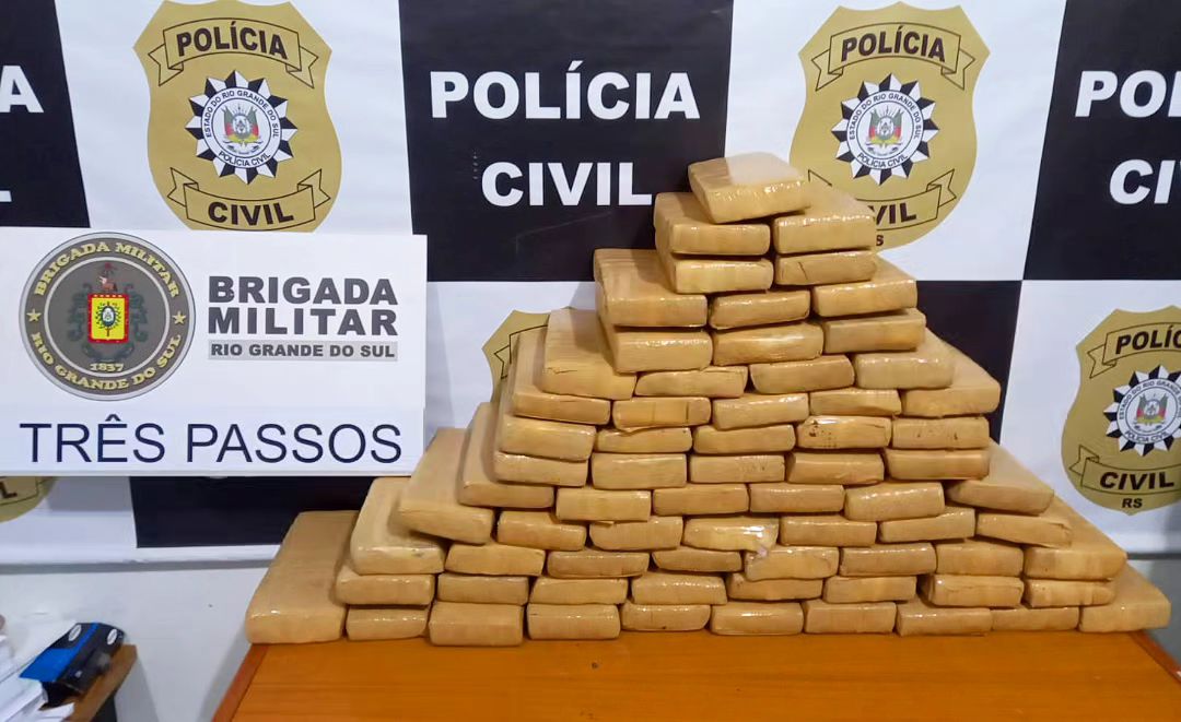 Capa Tiradentes do Sul: 7º BPM prende mulher grande quantidade de droga