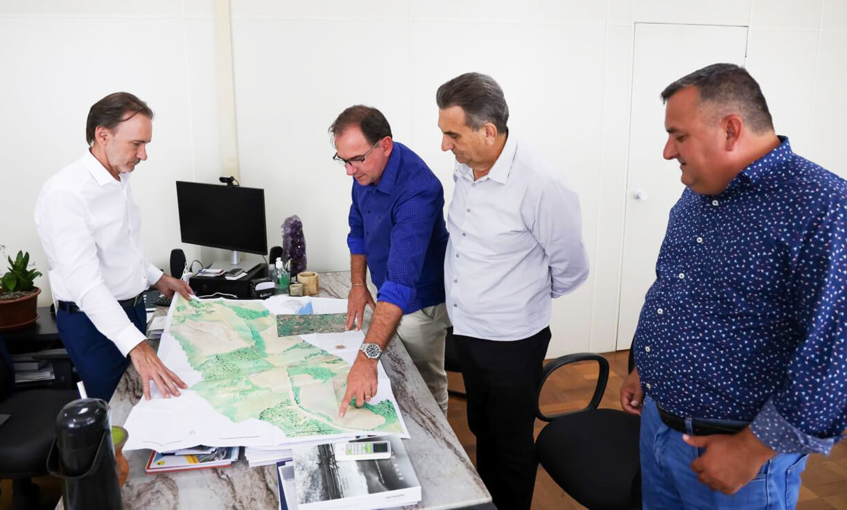 Capa Prefeito de Cerro Grande entrega projeto de pavimentação asfáltica na Secretaria de Logística e Transportes