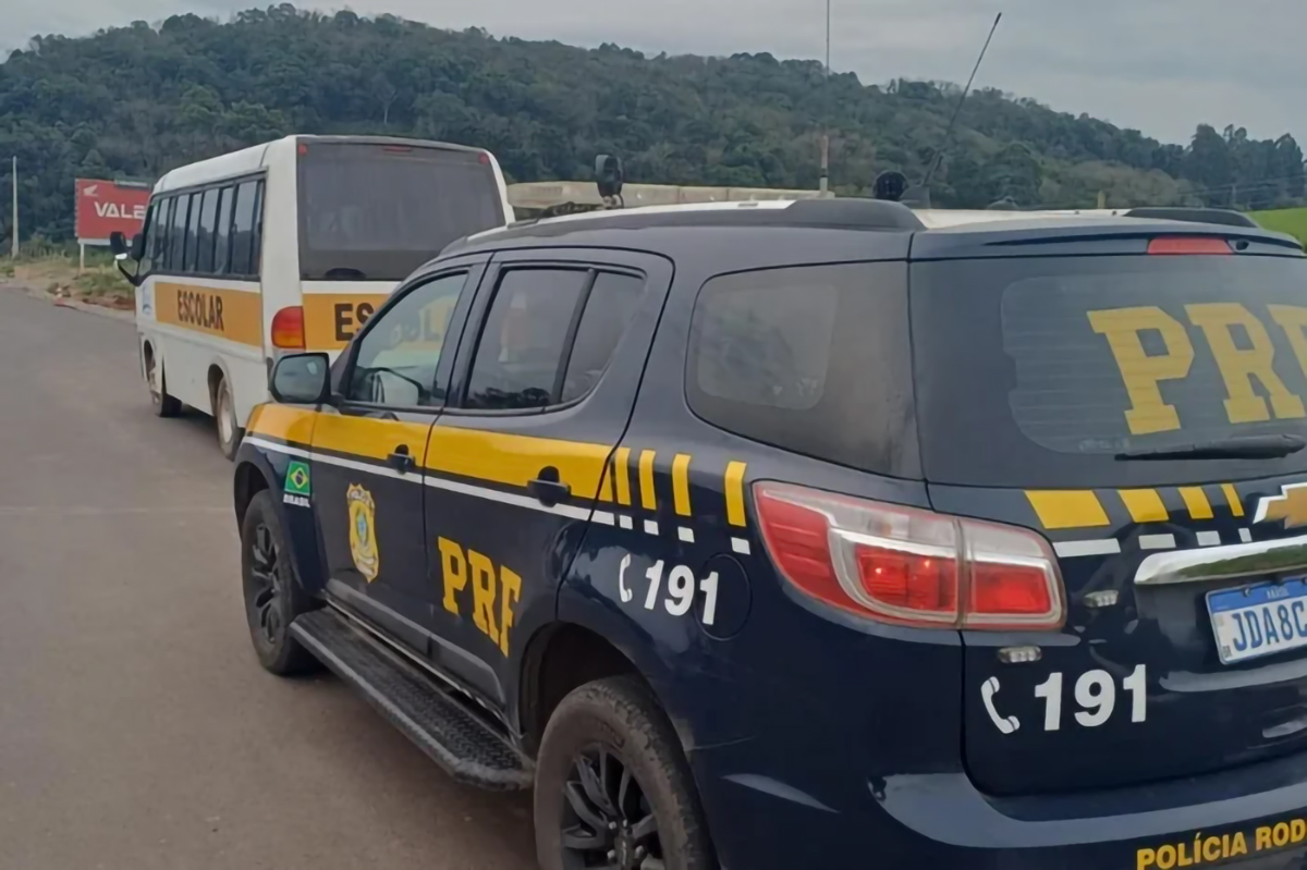Capa PRF flagra jovem sem CNH transportando 16 crianças em van escolar em Soledade