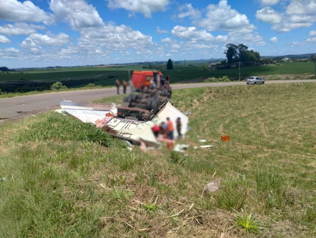 Capa Após acidente com caminhão na BR-285 carga é saqueada em Passo Fundo