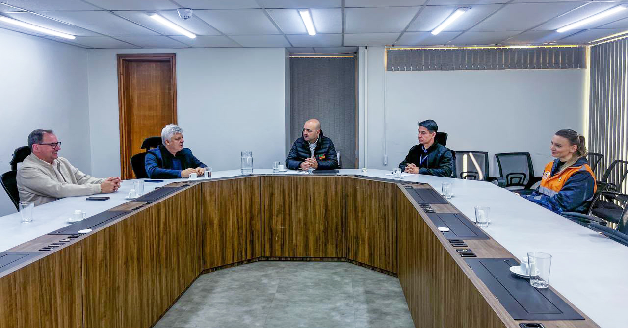 Capa Prefeitos de Liberato Salzano e Cerro Grande debatem decretos de emergência na sede da Defesa Civil Estadual