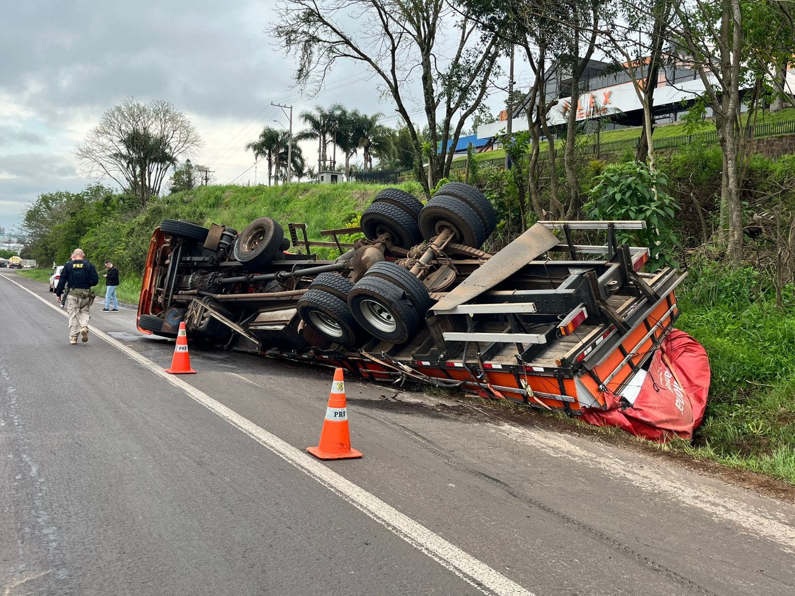 Capa Caminhão carregado com trigo tomba no trevo da Cotrisal em Sarandi