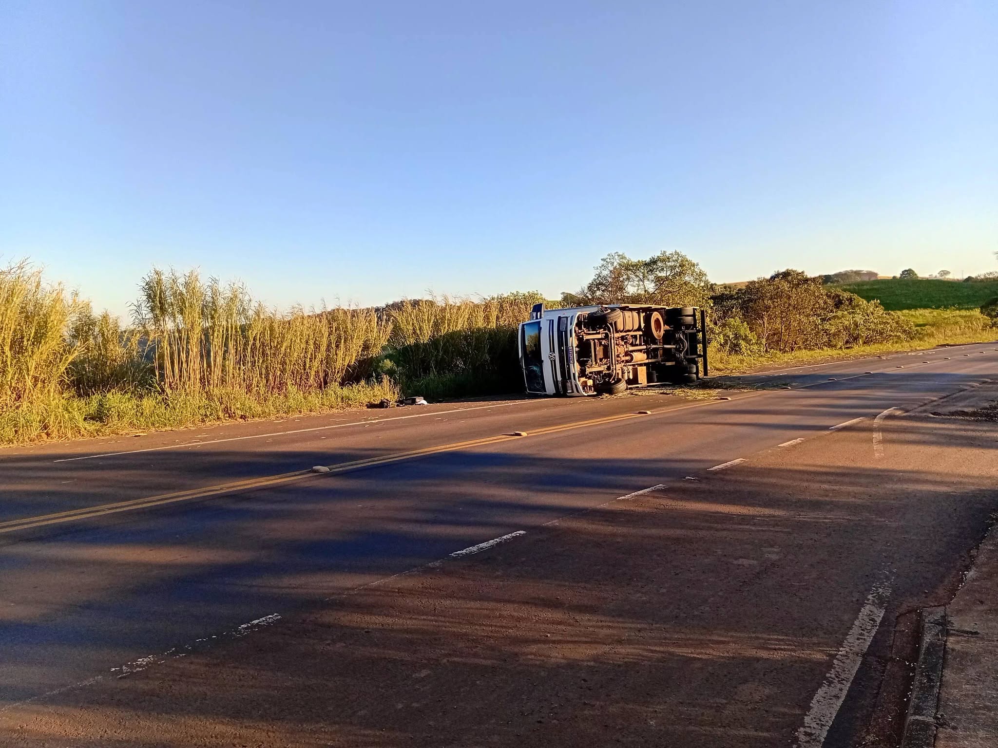 Capa Caminhão baú tombou após desviar de buraco na ERS-324 em Três Palmeiras