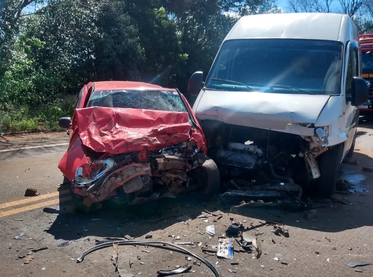 Capa Bom Progresso: colisão frontal entre carro e van é registrada