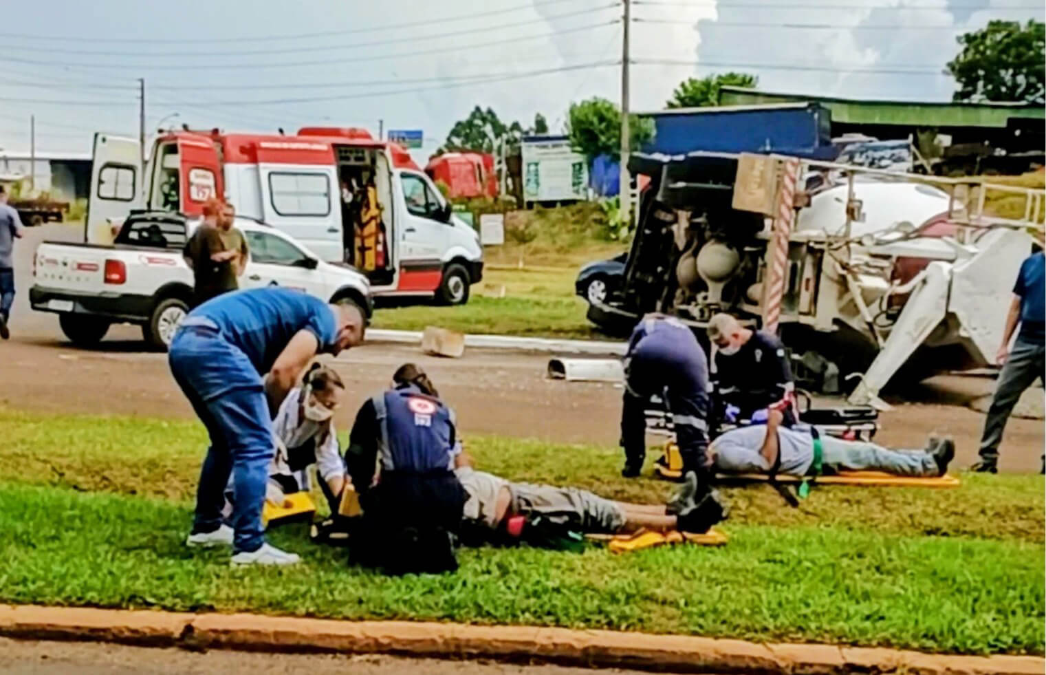 Capa Caminhão betoneira tomba em trevo de acesso a Panambi na BR-158
