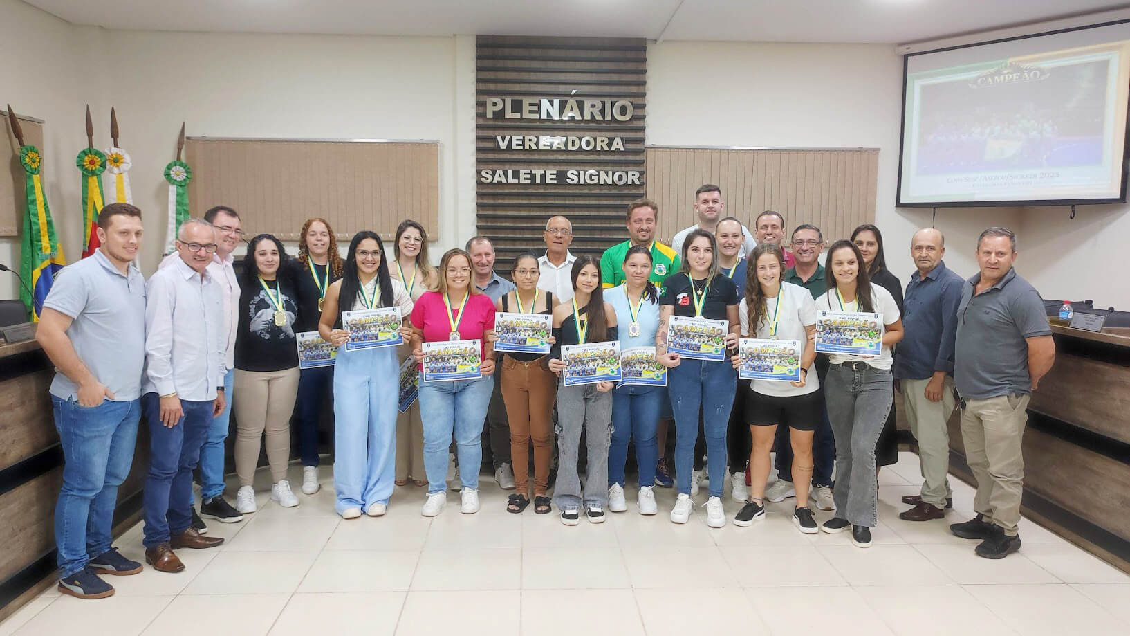 Capa Legislativo de Pinhal homenageia equipe feminina campeã da Copa Amzop de Futsal