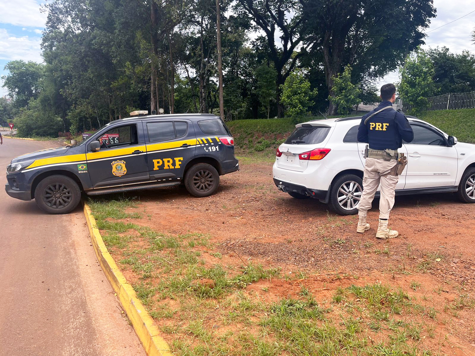 Capa PRF recupera camioneta roubada durante fiscalização em Frederico Westphalen