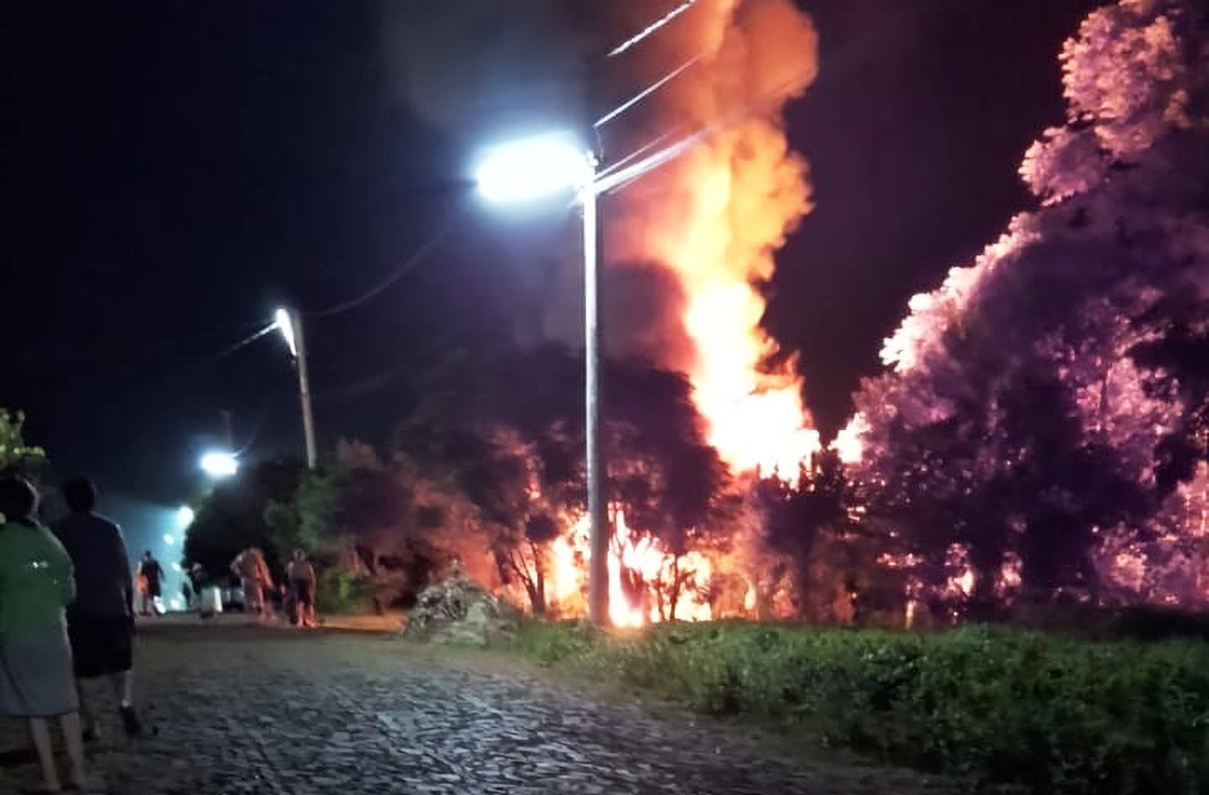 Capa Casa é consumida pelo fogo em Coronel Bicaco