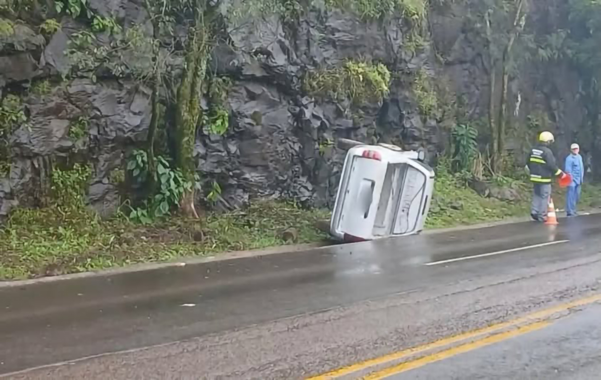 Capa Capotamento de veículo deixa motorista ferido na SC-163 em Itapiranga