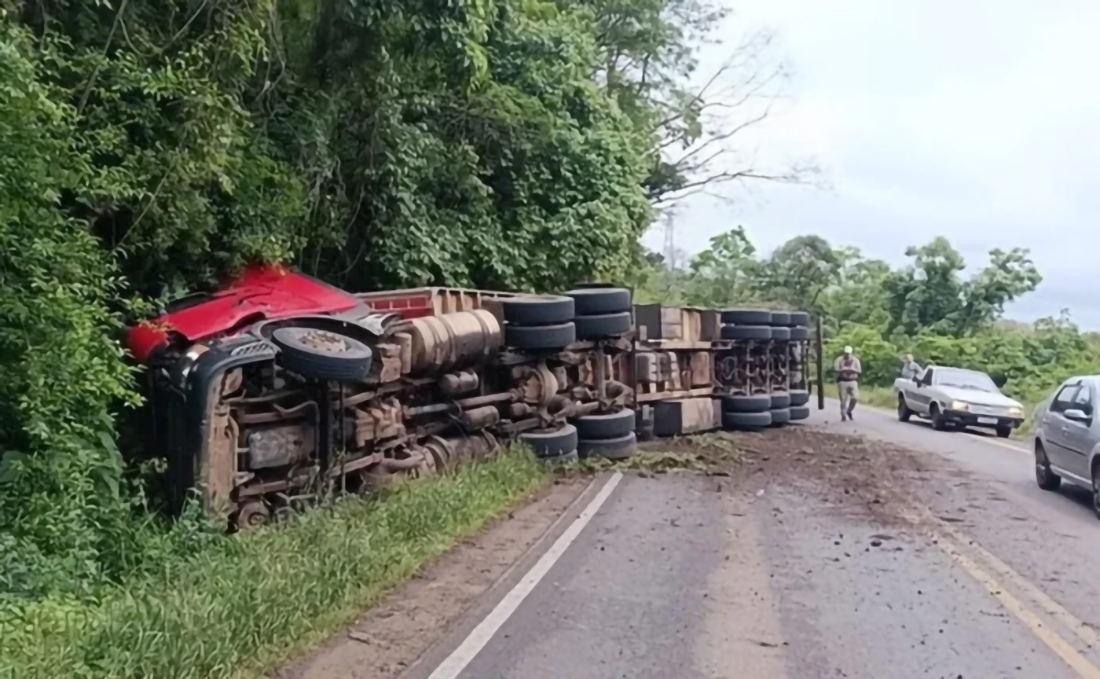 Capa Motorista de 66 anos morre em acidente com caminhão na RS-324