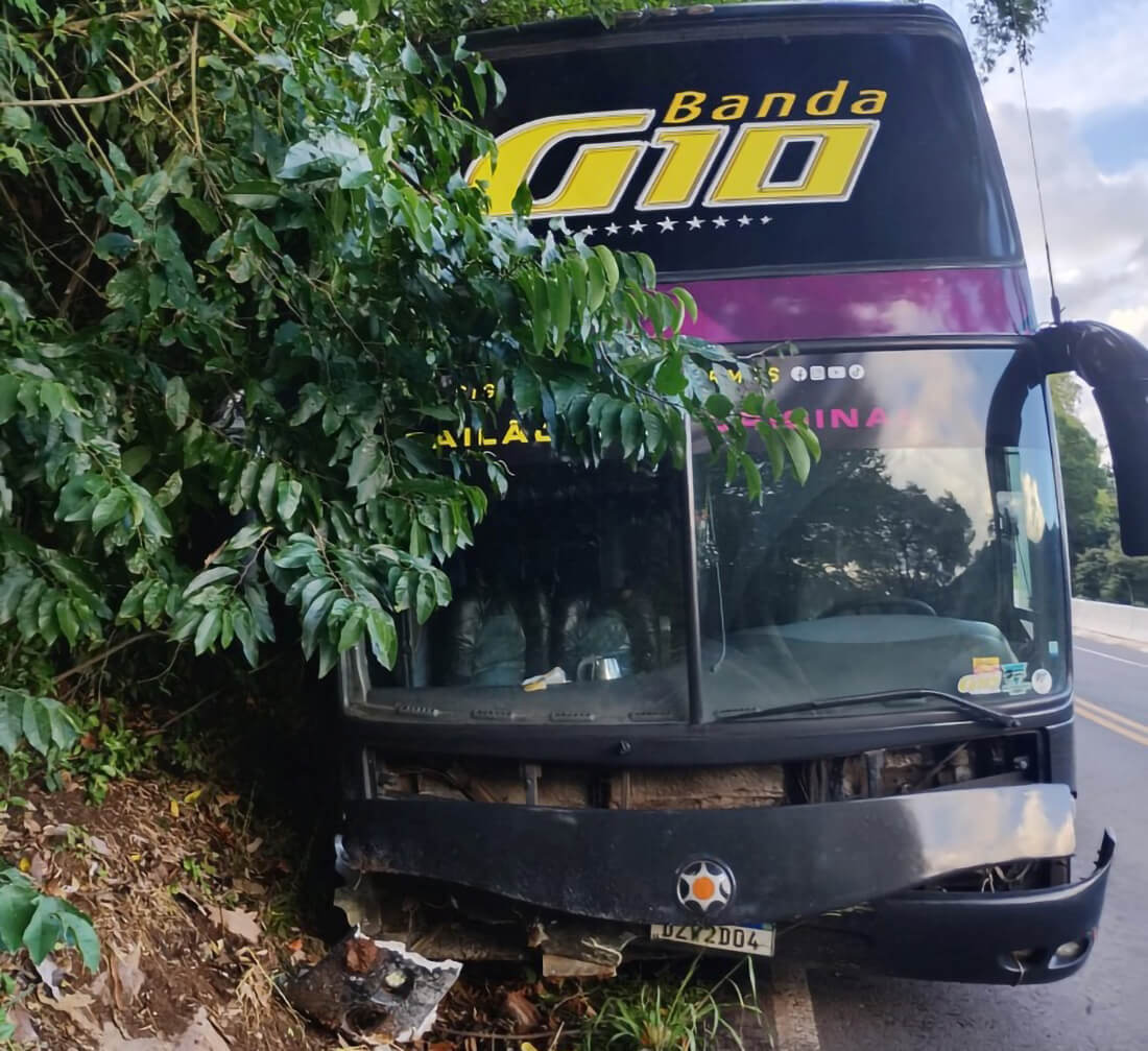 Capa Ônibus da Banda G10 sofre acidente na BR-116 em Picada Café
