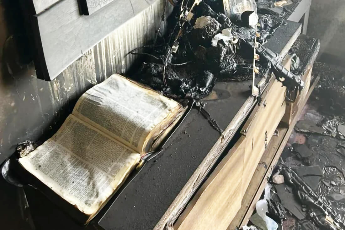 Capa Bíblia é encontrada intacta após incêndio destruir residência me Carazinho