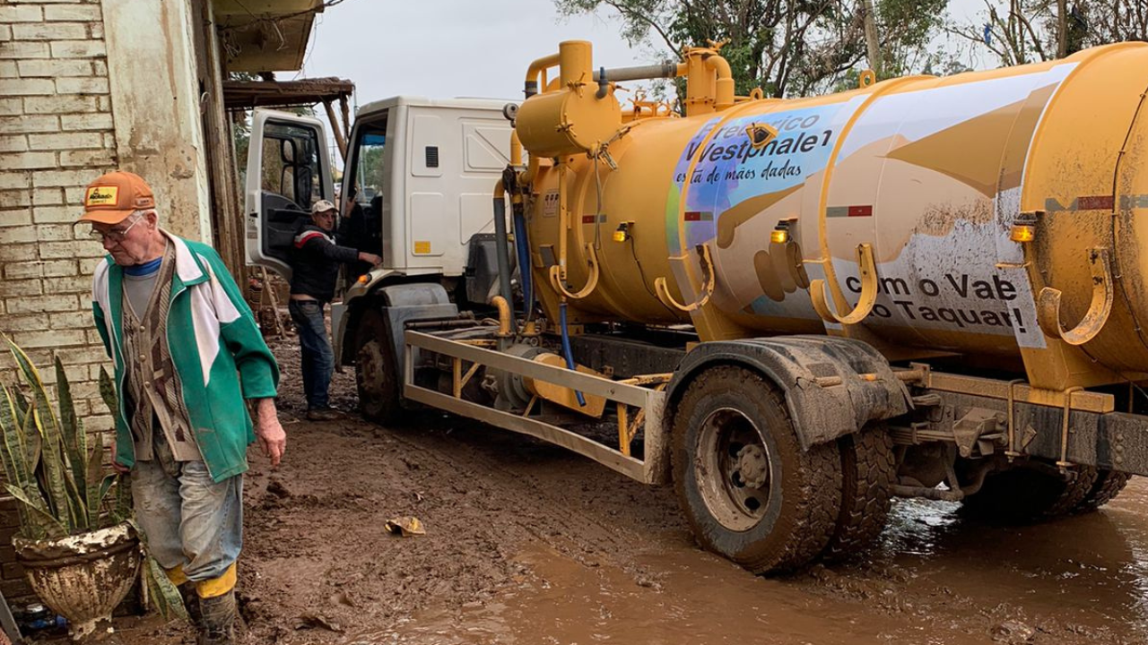 Capa Frederico Westphalen envia caminhão-tanque com água para ajudar na limpeza de Arroio do Meio