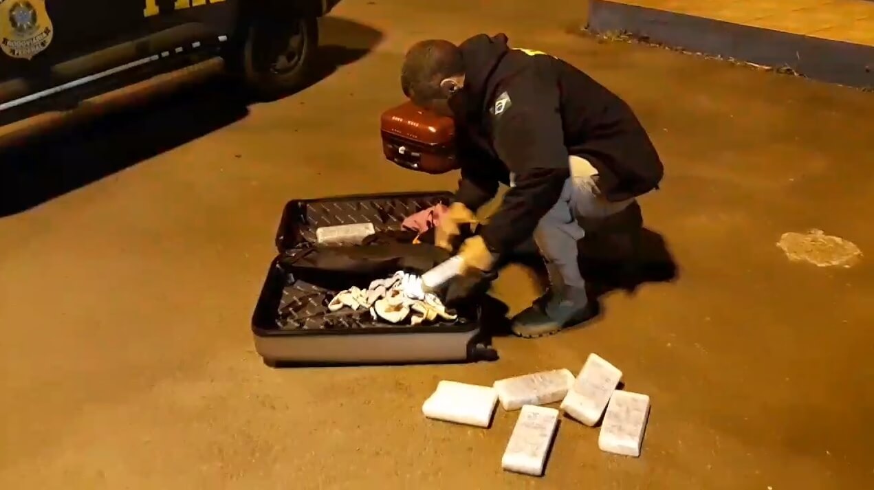 Capa PRF prende duas mulheres por tráfico de drogas em Sarandi