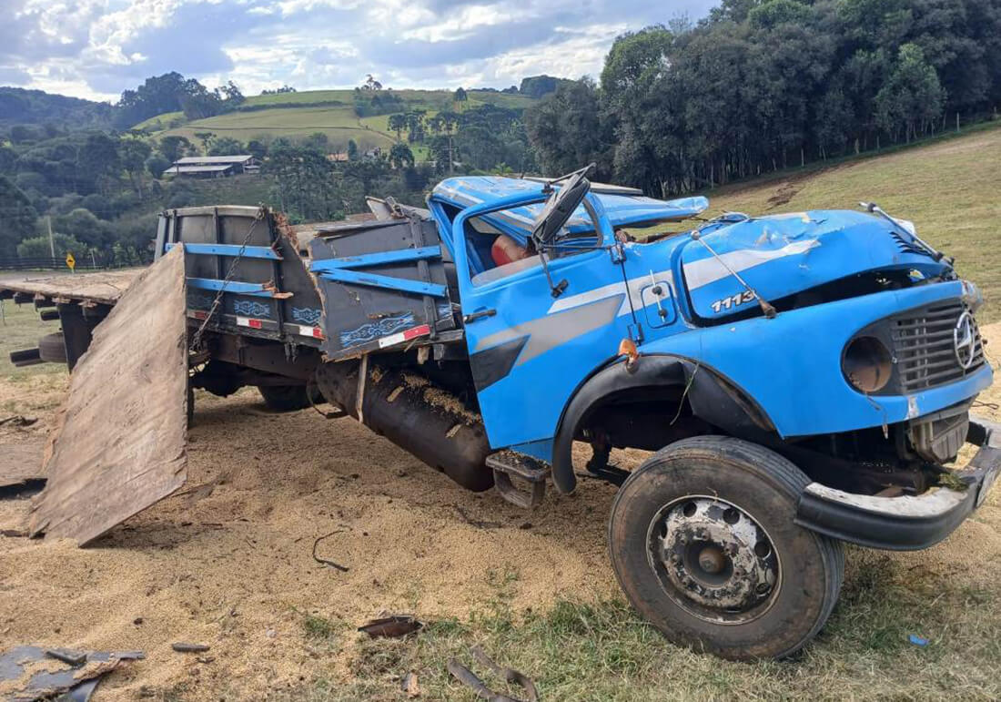 Capa Motorista sobrevive a capotamento de caminhão de soja no Oeste de SC