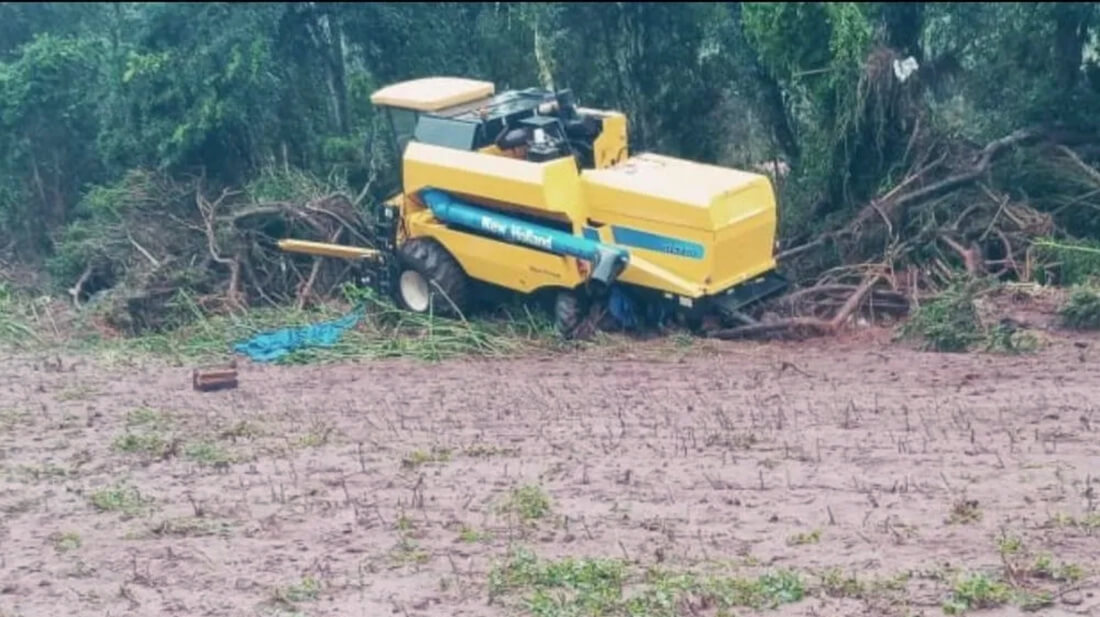 Capa Colheitadeira é arrastada por um quilômetro pela enchente do rio Guarita, em Redentora