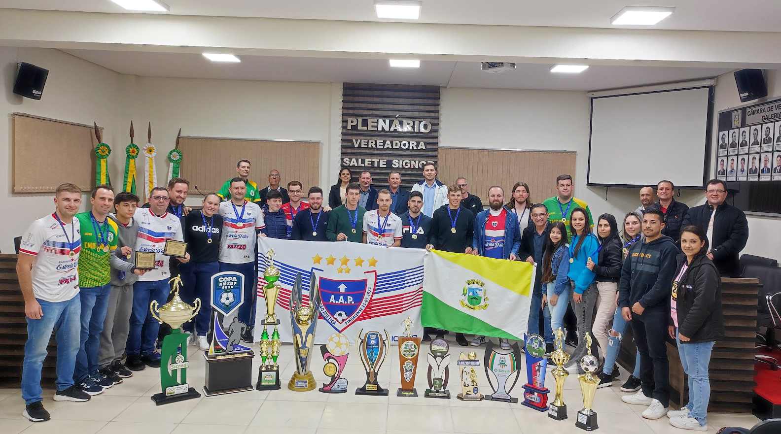 Capa Câmara de Vereadores de Pinhal homenageia desportistas por conquistas regionais