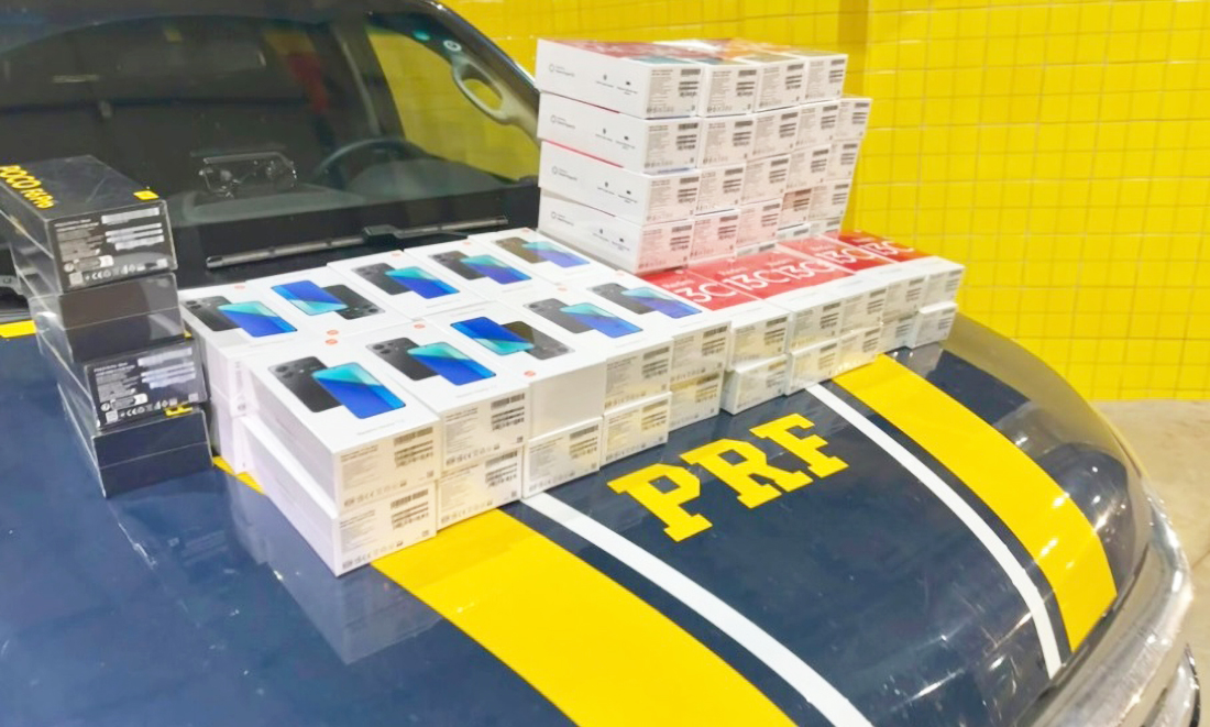 Capa Homem é preso pela PRF com 64 celulares escondidos no painel de carro
