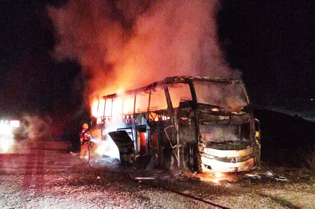 Capa Ônibus intermunicipal da Viação Helios pega fogo na BR-386 em Soledade