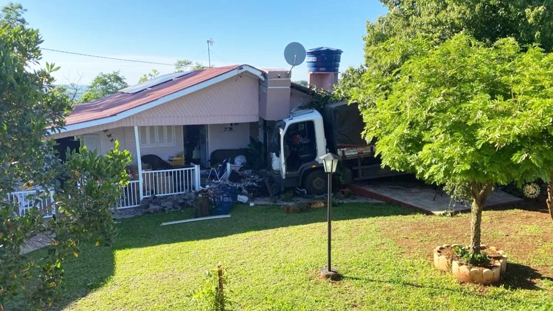Capa Caminhão invade residência às margens da RSC-163 em Barra do Guarita