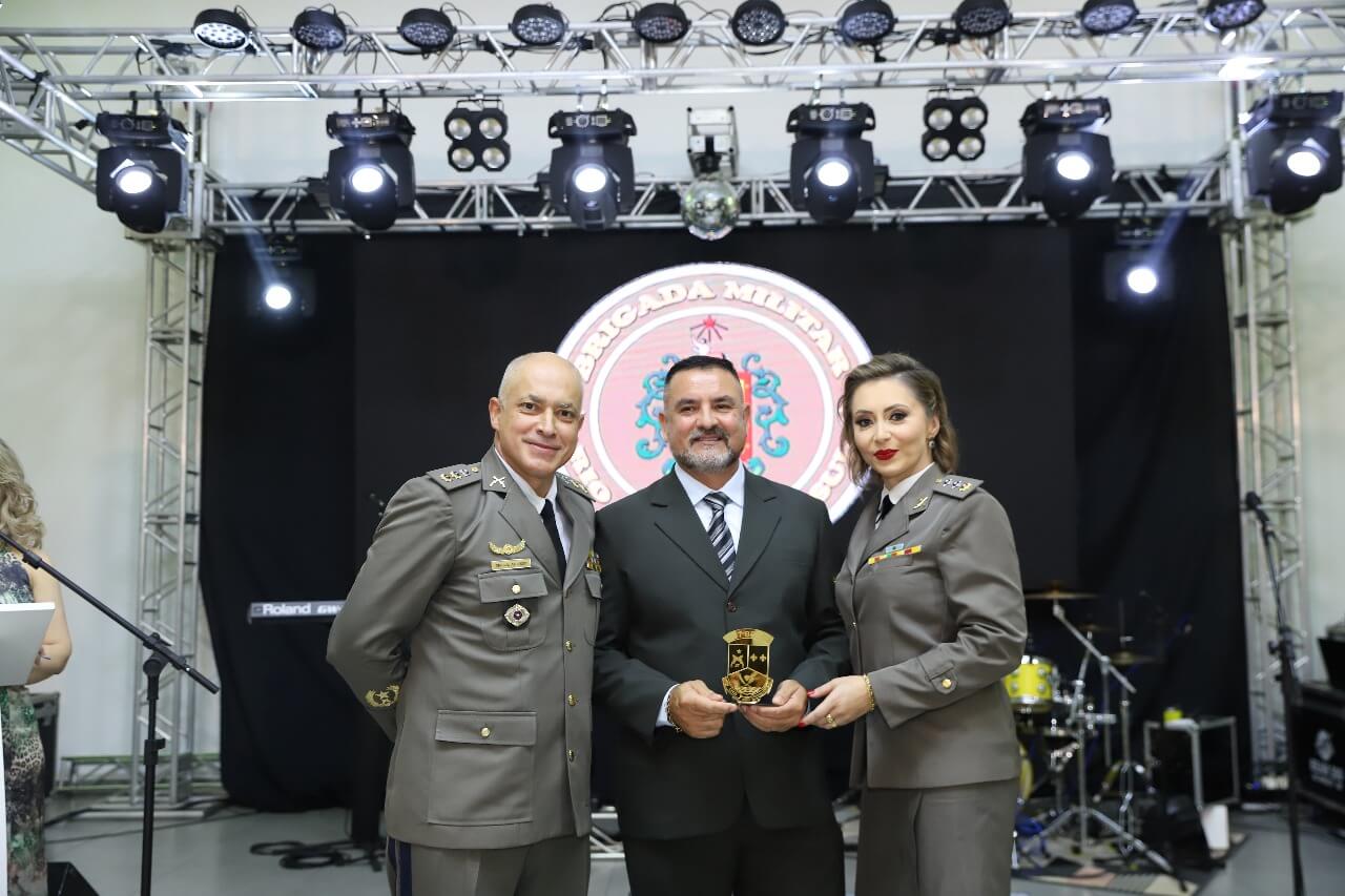 Capa Empresário Rildo Bueno recebe homenagem do 37º BPM