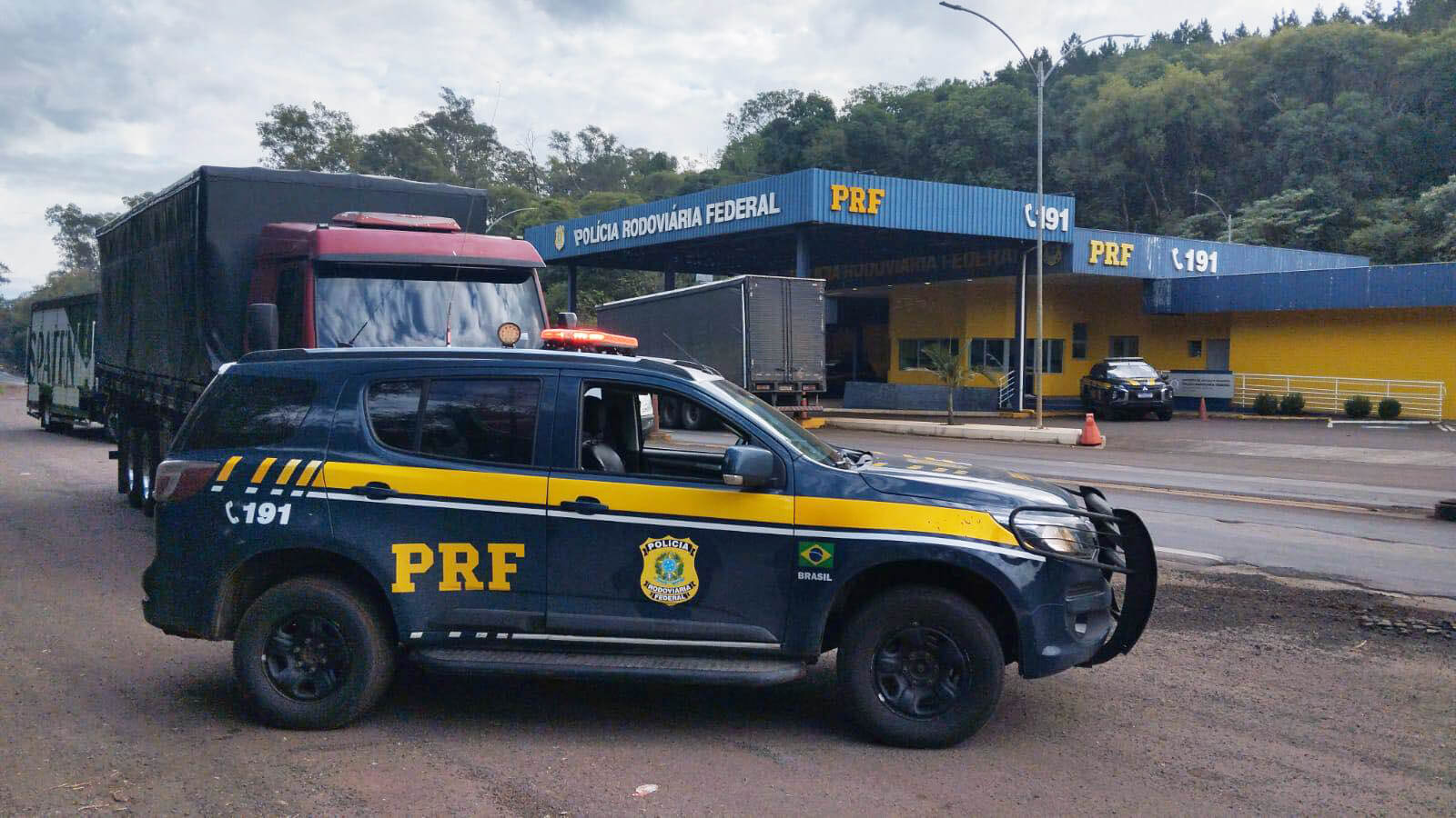 Capa PRF apreende caminhão com R$ 30 mil em multas na BR-285, em Ijuí