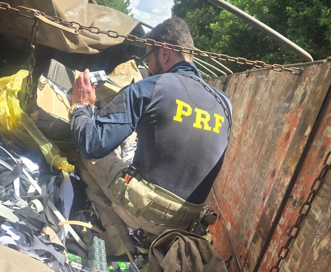 Capa Caminhão com 114 mil maços de cigarros contrabandeados é apreendido na BR-386