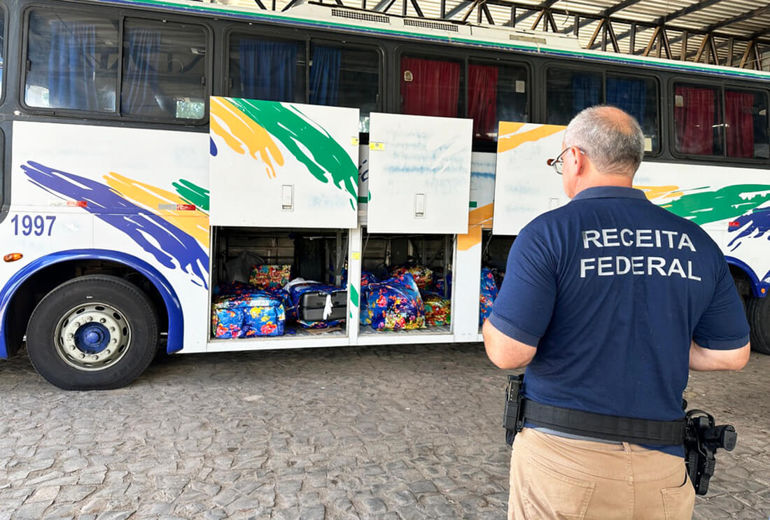 Capa Receita Federal apreende ônibus com mais de R$ 400 mil em produtos de contrabando e descaminho