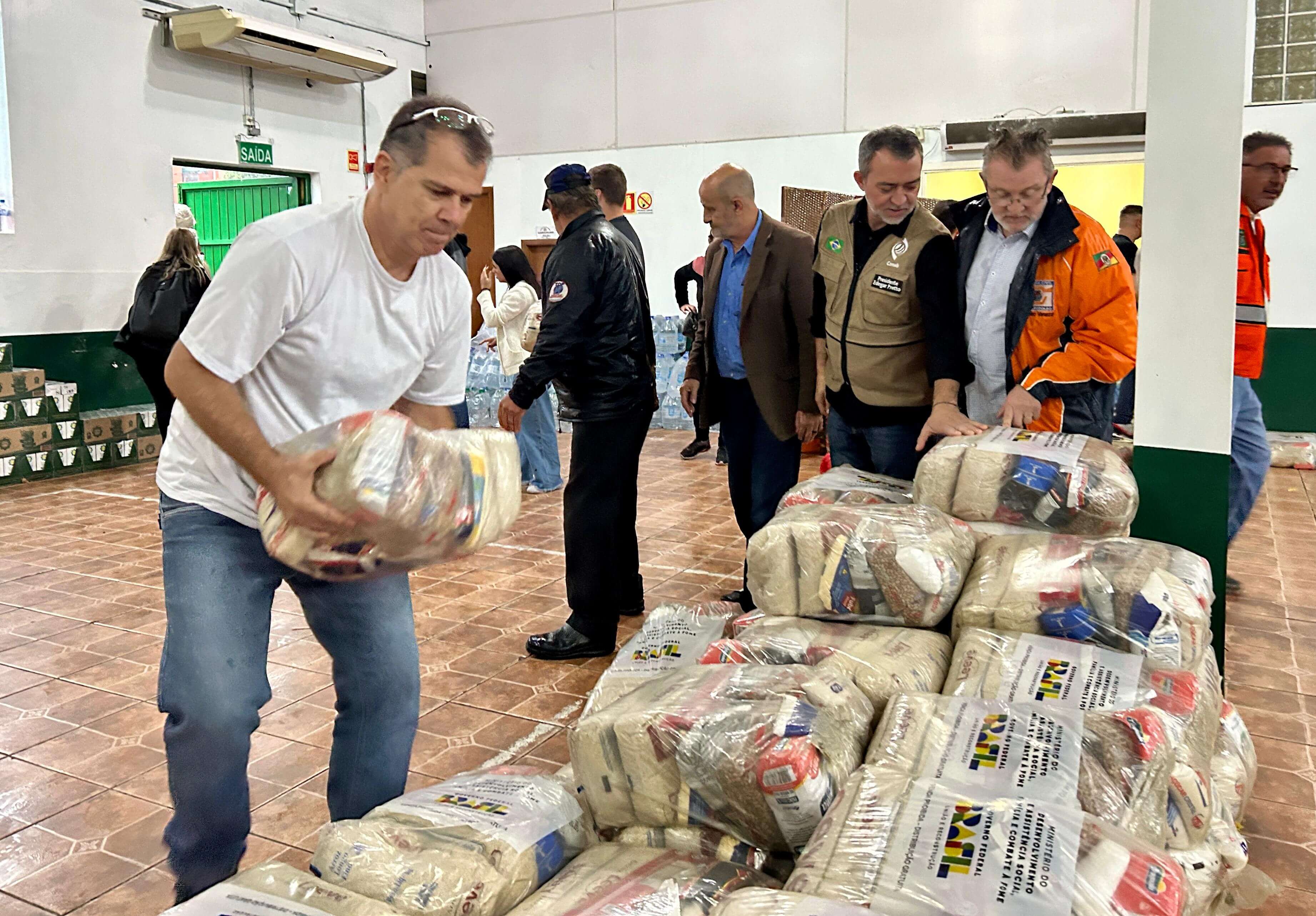 Capa Conab distribui cestas de alimentos a municípios atingidos por enchentes no RS