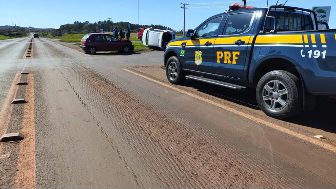 Capa Três pessoas ficam feridas após colisão entre carros em trevo da BR-285 em São Luiz Gonzaga