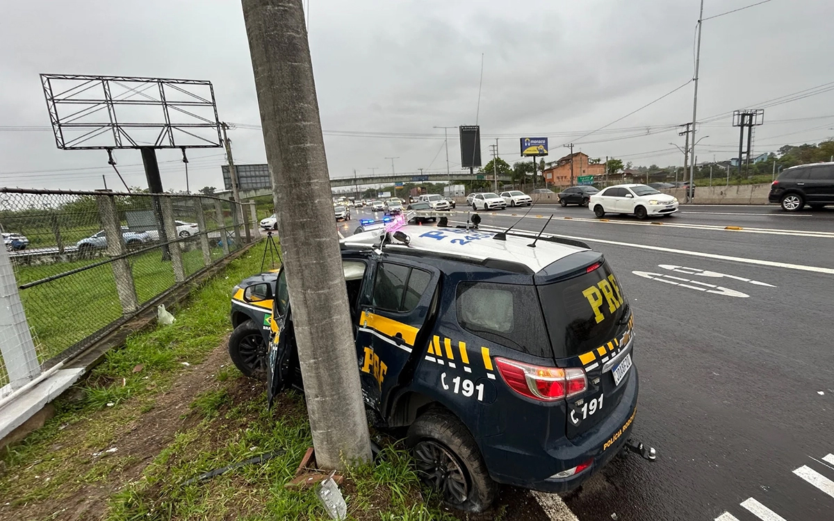 Capa Viatura da PRF colide contra poste na BR-116 após manobra evasiva