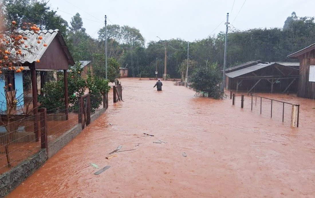 Capa Chuva provoca alagamentos e suspensão de aulas na região
