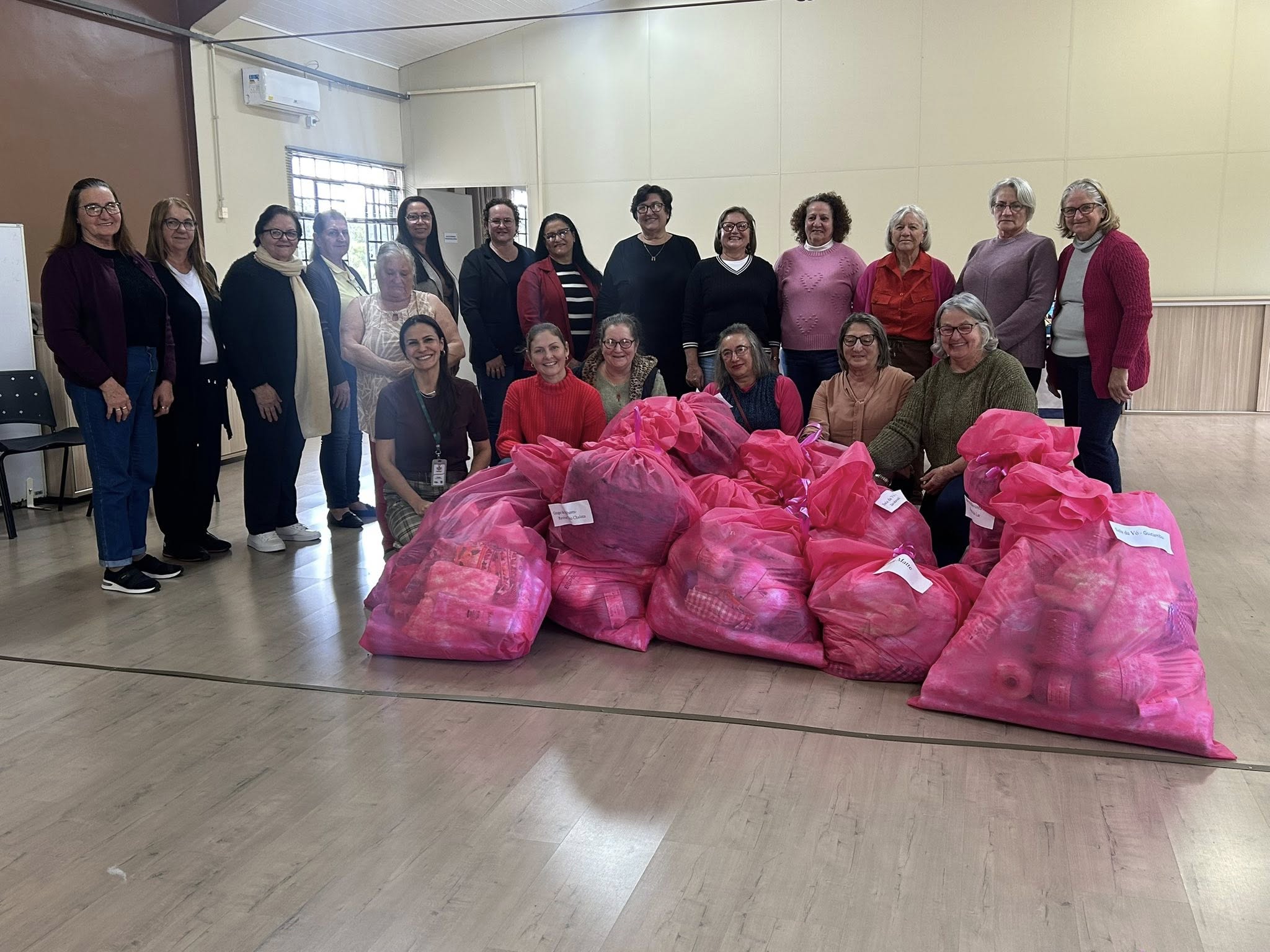Capa Prefeitura de Guatambu entrega kits de materiais para grupos de mulheres de 13 comunidades