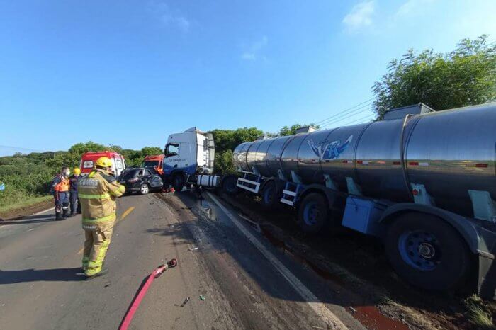 Capa Acidente entre carro e carreta deixa quatro mortos na RS-135, em Passo Fundo