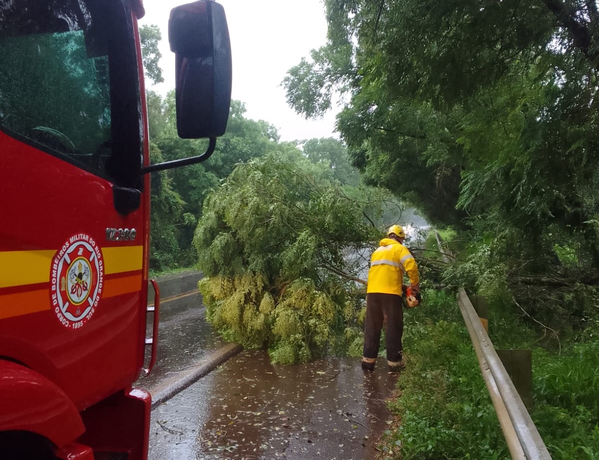 Capa Chuva causa obstruções de rodovias em Palmeira das Missões
