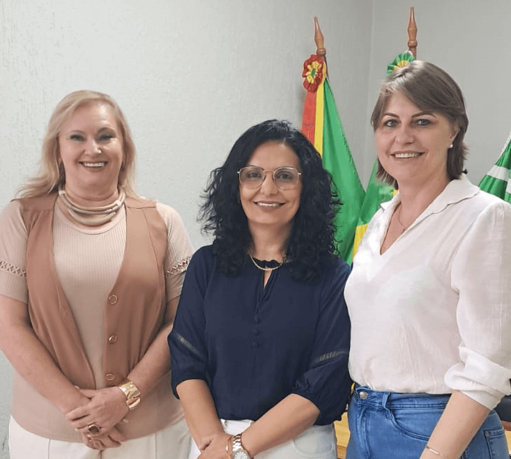Capa Encontro reúne três presidentes de Câmaras da região que atuam como prefeitas em exercício
