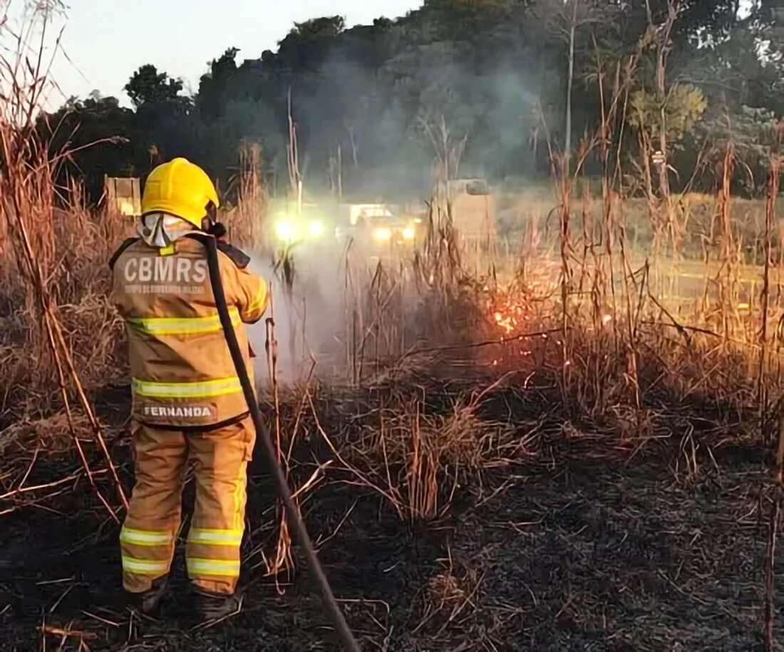 Capa Bombeiros de Três Passos combatem incêndio em vegetação seca às margens da BR-468