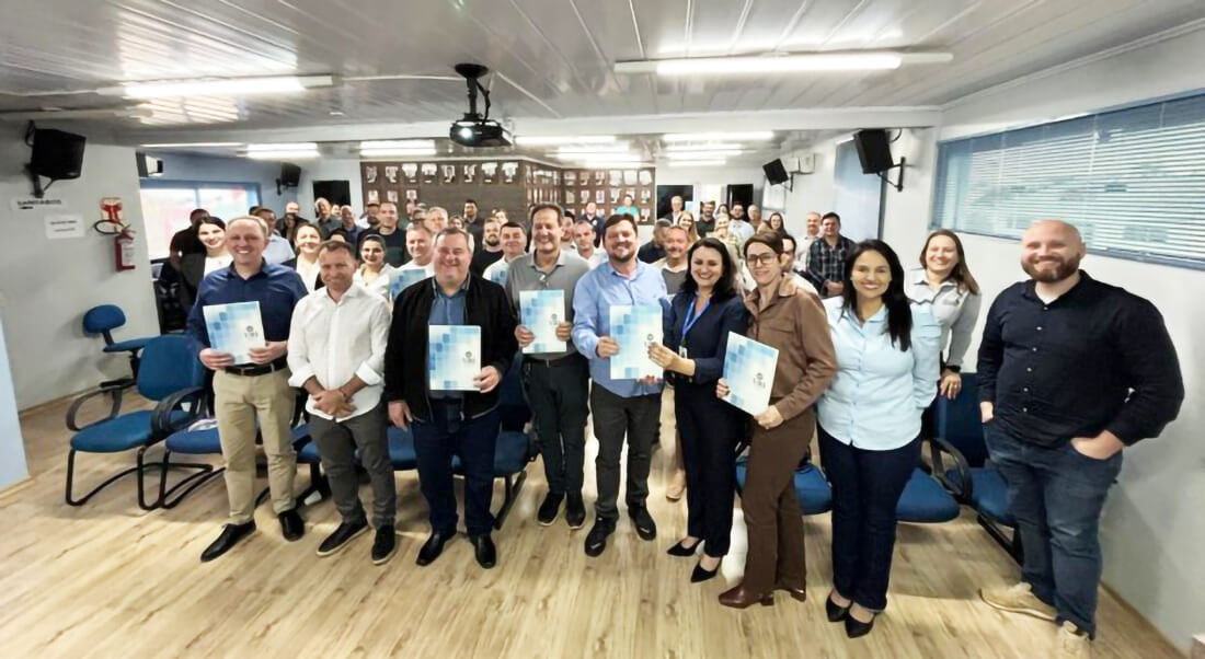 Capa URI entrega Relatório do Fórum de Desenvolvimento Regional à Amzop