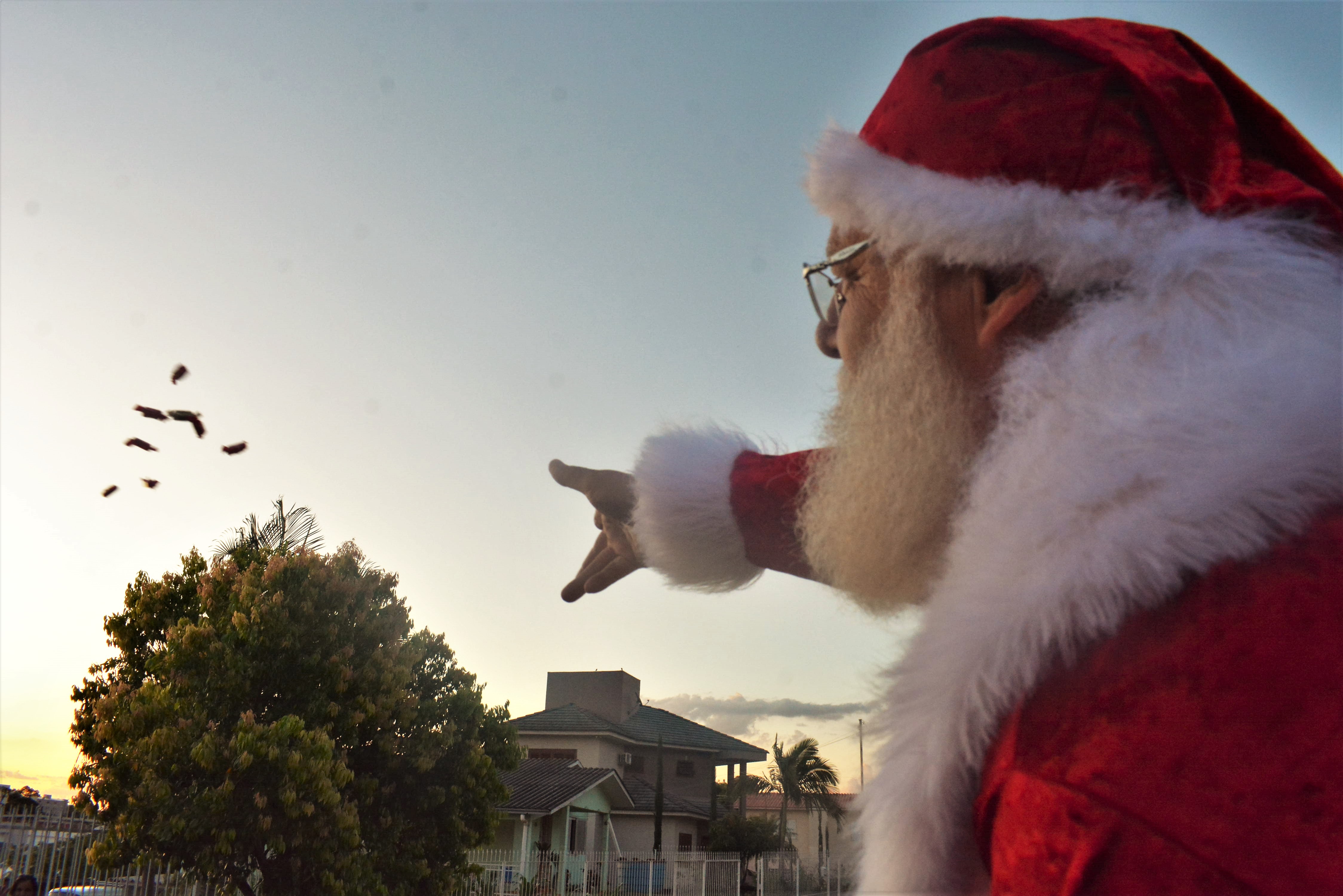 Capa Papai Noel nos Bairros espalha a magia pelas ruas de FW