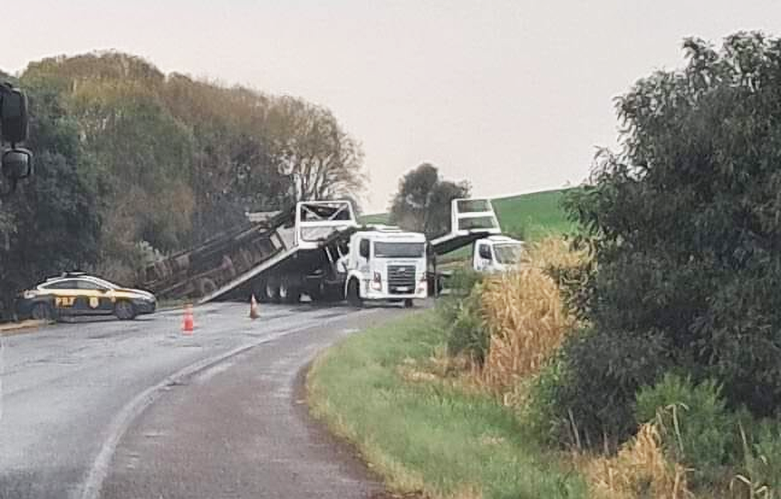 Capa Caminhão tombou na BR-468, em Coronel Bicaco