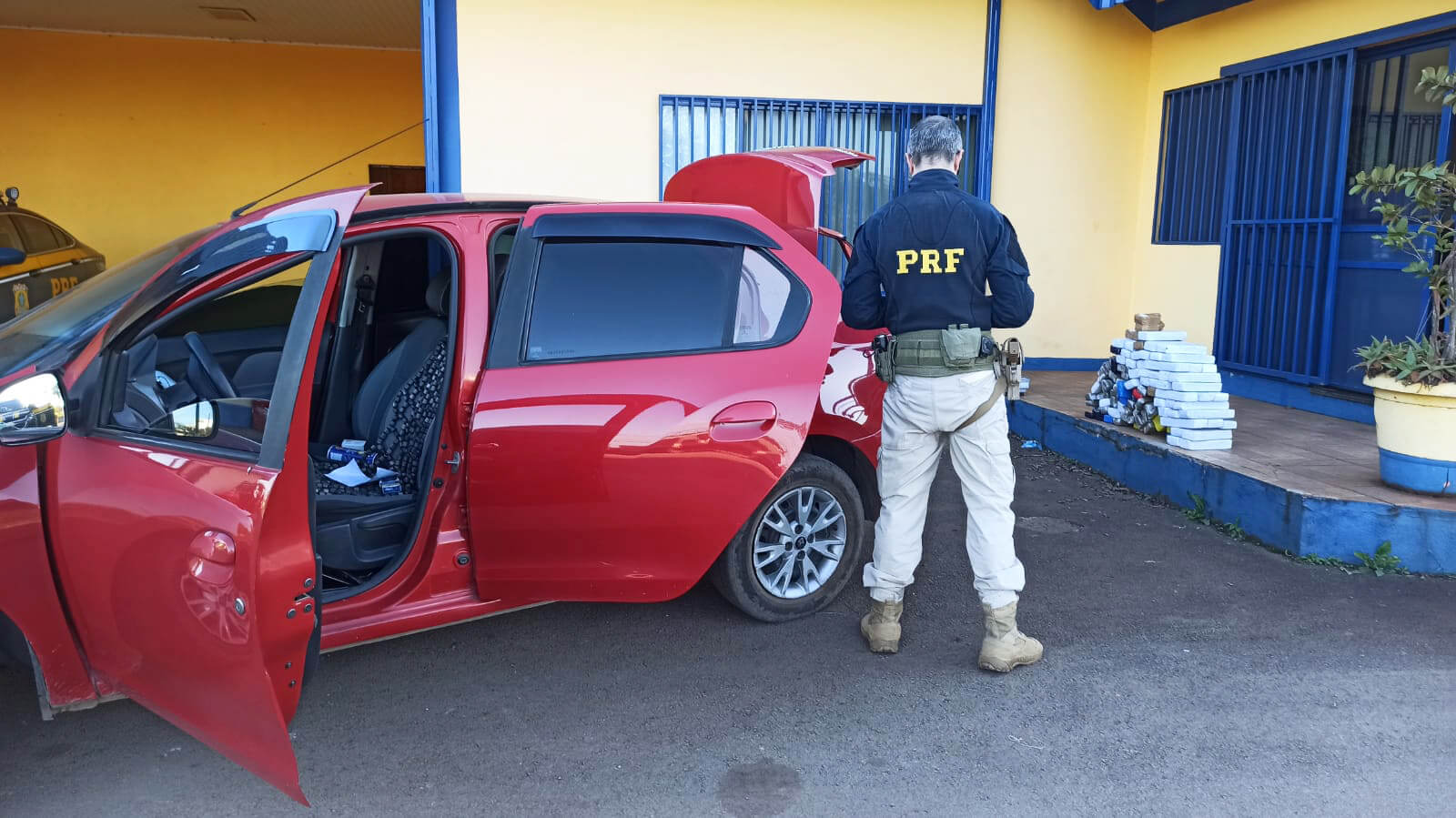 Capa PRF prende homem e apreende adolescente com mais de 70 quilos de maconha em Sarandi
